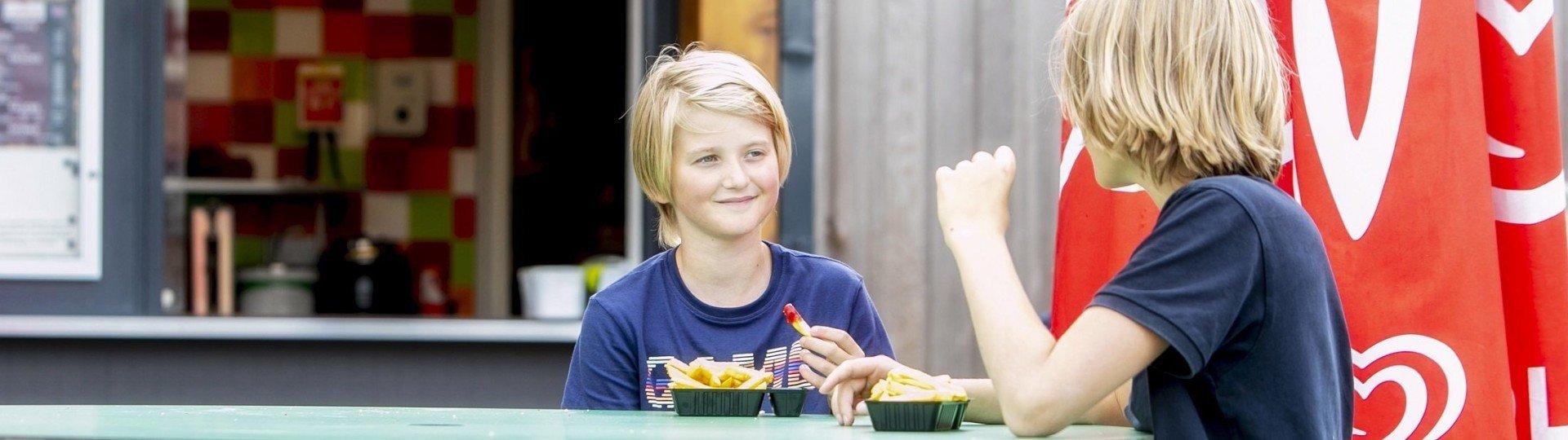 De rappehap friet eten