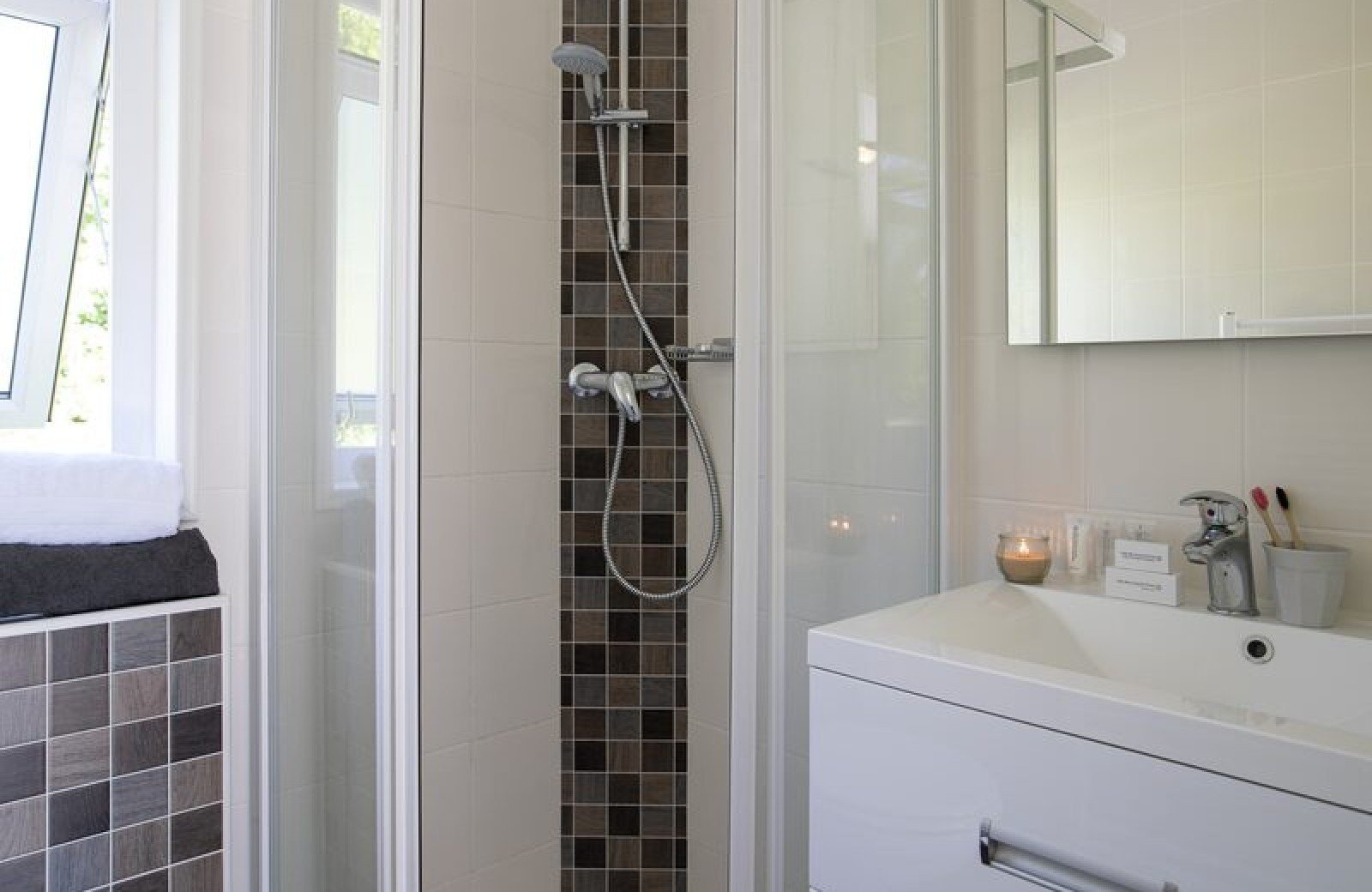 Large cottage hotelkamer badkamer